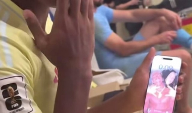 KY开云官网体育下载-亚马尔13天分手传闻破灭，手机壁纸仍为新女友合影