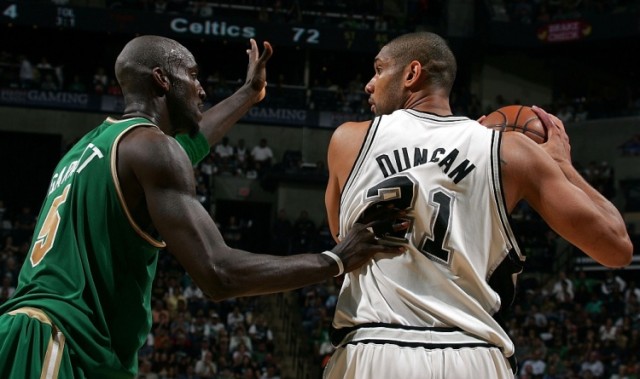 阿里纳斯：KG和邓肯怕和奥尼尔对位 所以他们去打4号位