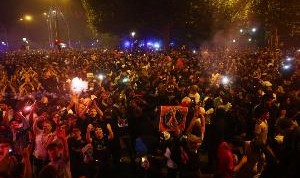 KY开云官网-乐极生悲！法国球迷街头庆祝巴黎夺冠，造成2死192伤，559人被捕