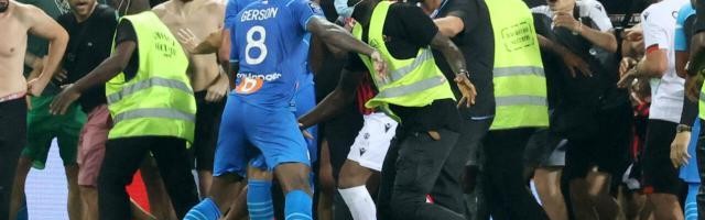 KY开云官网体育下载-球员球迷安保三方乱斗 马赛客战尼斯变格斗场