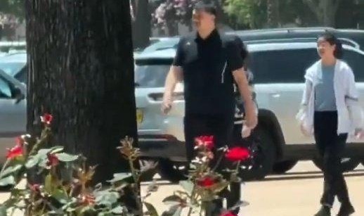 全家都是“高人”！姚明携带家人抵达休斯敦，与火箭小老板及总经理斯